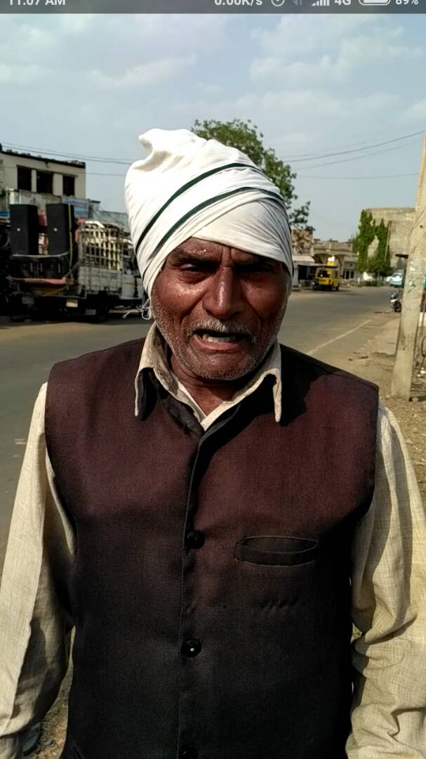 ChoradiyaMehul's tweet photo. म.प्र खंडवा जिले के किसान बलिराम ने बताया इनके रिश्तेदार का ₹12000 का नुकसान हुआ, चेक दिया ₹12.72, दुखी हो कर जहर खा कर आत्म हत्या कर ली। https://t.co/NKcUlAkZ0t