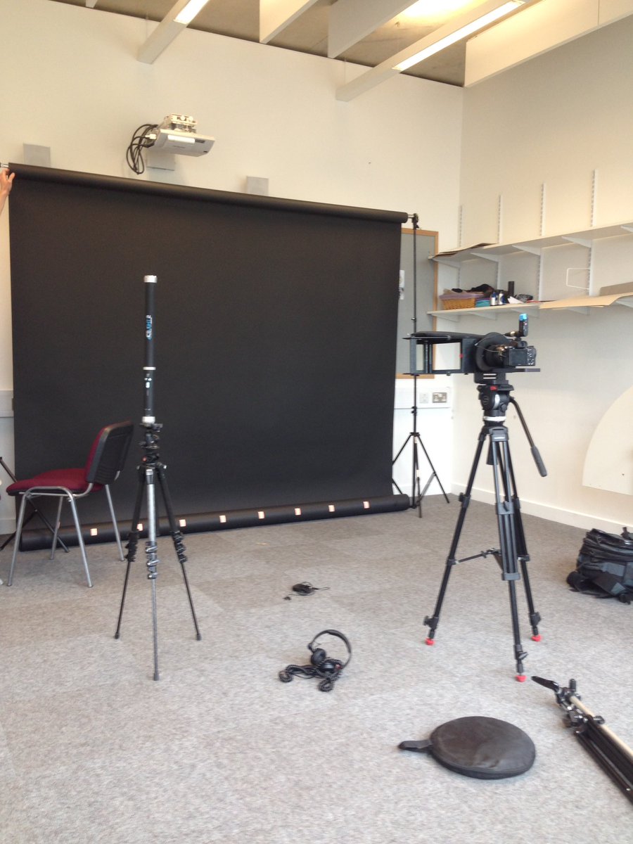 angeliquejoan's tweet photo. Office for the next two days. Forgetting about daylight 👌🏻🎬 #darkstudio #filming #corporate #actorslife https://t.co/2yXZ4l8vme