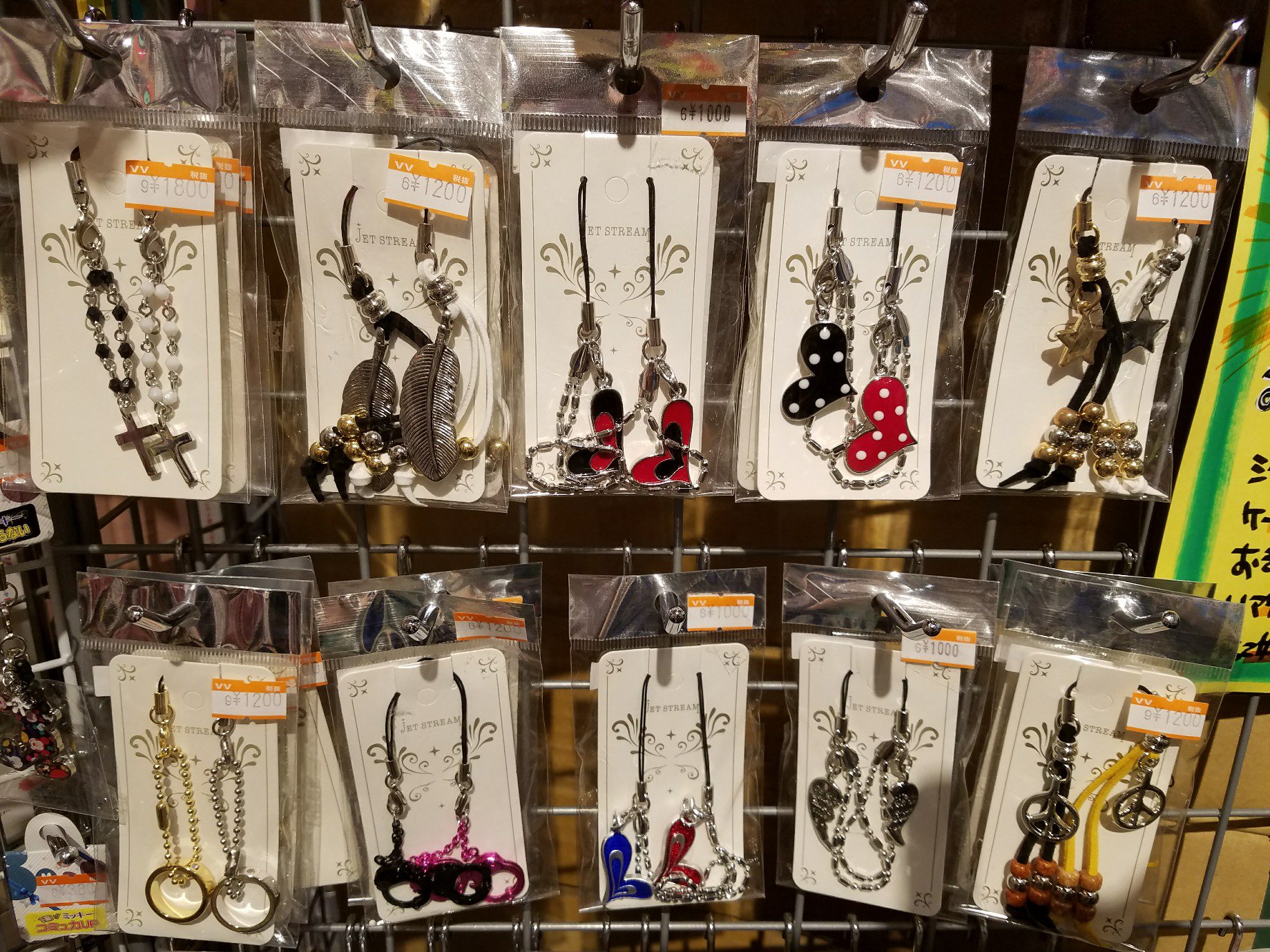 ট ইট র ヴィレッジヴァンガードイオンタウン釜石 ペアストラップ新作2点入荷しました V カバンや持ち物にこっそりお揃い 恋人限定ではなく 友達とペアでつけるのもオススメです ペア商品 まだまだ強化していきます ペアストラップ お揃い