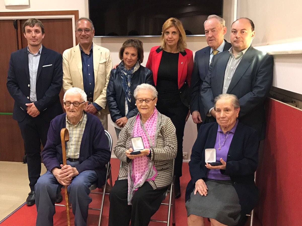 fcesccruanyes's tweet photo. Aquest migdia hem visitat l'Asil Vilallonga per lliurar medalla i felicitar  als q enguany n'han fet 90 #permoltsanys #SantaCreu17 #Figueres https://t.co/Vu0wiXauCy