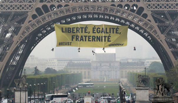 LEXPRESS's tweet photo. Tour Eiffel: le dispositif de sécurité en question après l'opération de Greenpeace https://t.co/j70m9J94Im https://t.co/FOHFP4PB1v