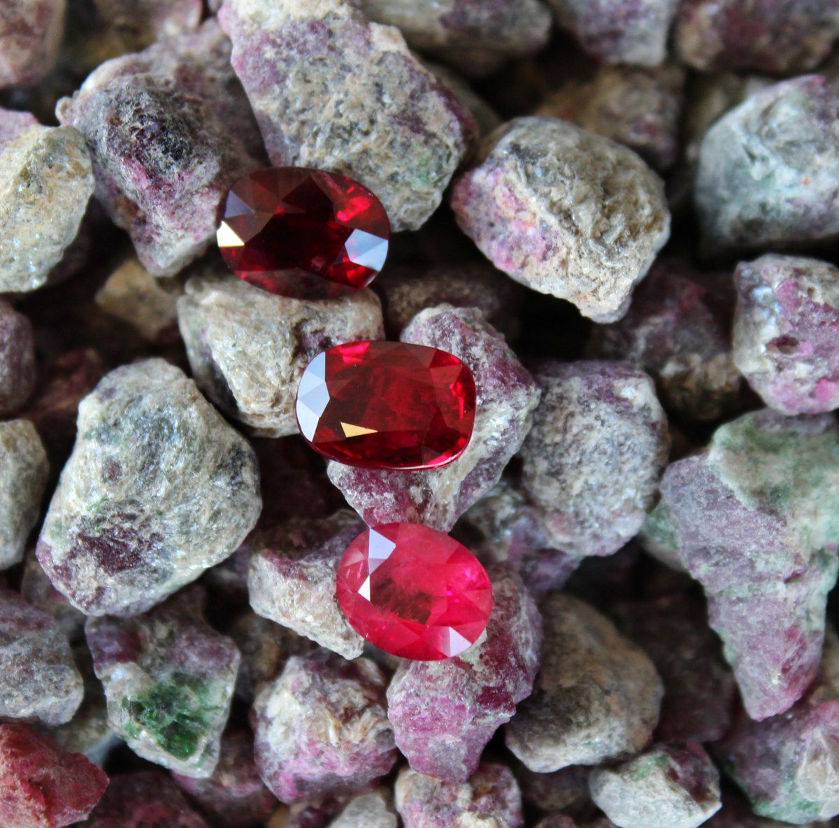 HaruniFineGems's tweet photo. Did you know? Rubies without any flaws are so rare, they could fetch higher prices than diamonds of a similar weight and quality #rubyfacts https://t.co/tTHYDu3ywU