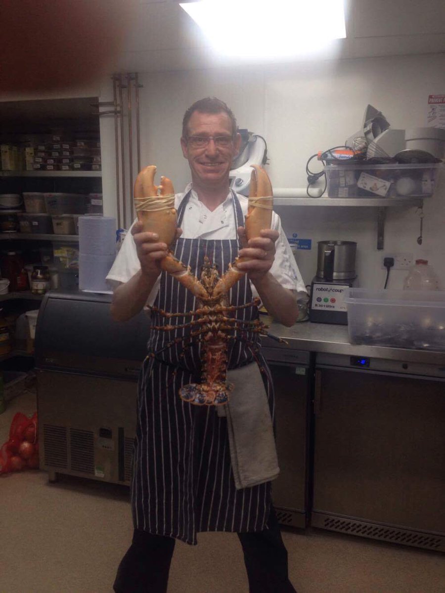 Our new chef Peter getting to know the locals @Haveners_Fowey @realcornishcrab #StAustellVoice #fowey