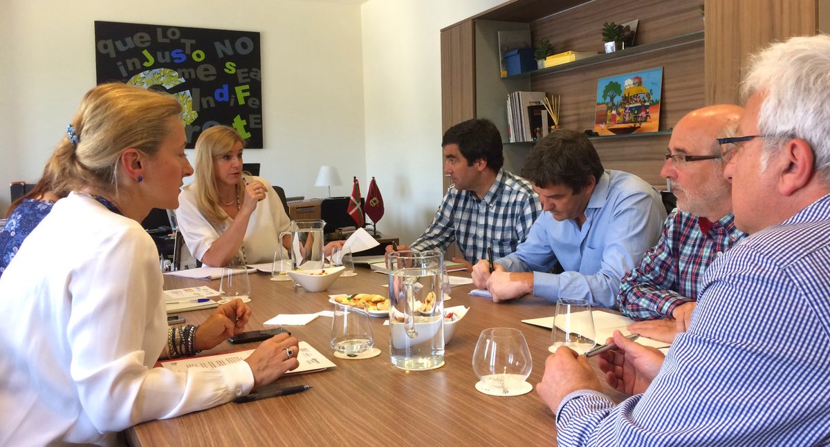 txesalaespada's tweet photo. Con @GoiztiriElkarte
y @Penascalkoop, informando sobre una consulta para prácticas de jóvenes extranjeros que mejoren su inserción laboral. https://t.co/ufUalBep5p