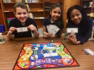 HEHHawks1's tweet image. Grade 2 students are having fun learning how to use money!! #moneymath #pridetraditionspirt