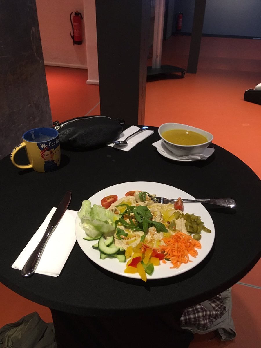 wolfdeicke's tweet image. Friday lunch @StaatsoperBLN #goingposh #hummous