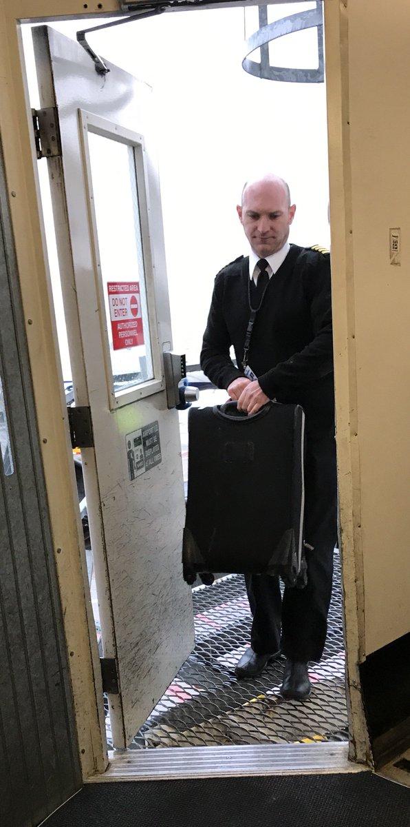 CorporateSplash's tweet photo. @Delta  Reg flight from MHT in bad weather, pilot was spectacular. When DTW baggage failed, pilot got our bags. A+ service @SkyWestAirlines https://t.co/r8GQKPISyb