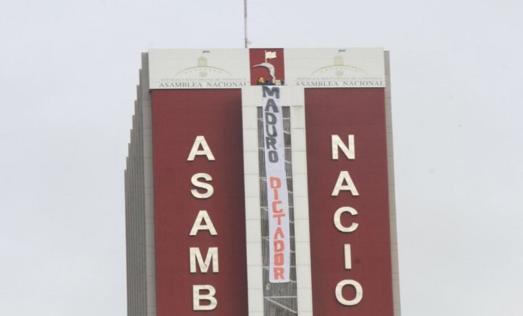 CaraotaDigital's tweet photo. #Fotos “Maduro dictador”, la pancarta que amaneció en edificio administrativo de la #AN https://t.co/4NNwZSrlCA https://t.co/2YLO6T0iWT