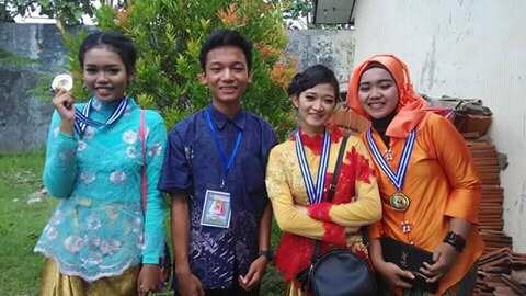 DeviZNY's tweet photo. @Trans7OnTheSpot Happy Graduation #OTS7DISEKOLAH https://t.co/MFu7p4P3BT