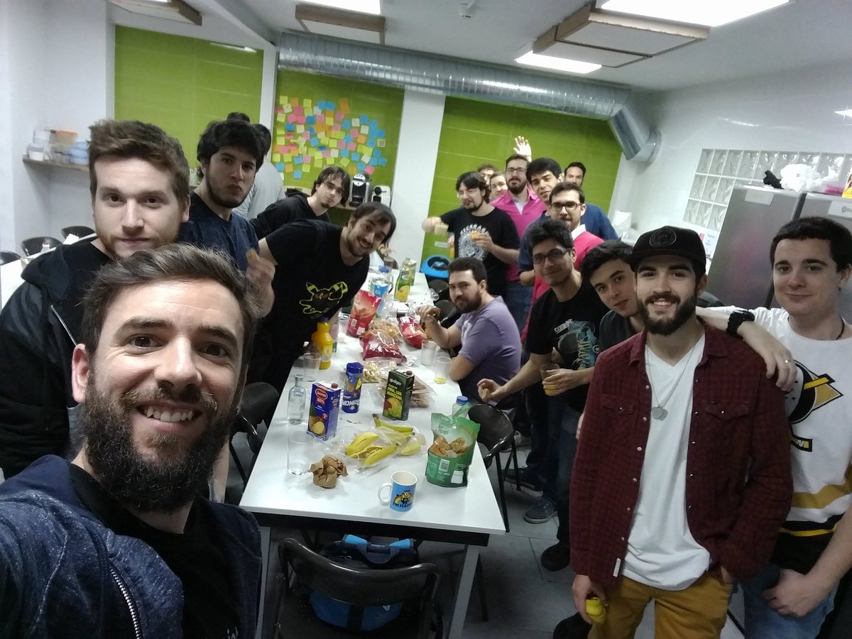 Haokarlos's tweet photo. Primer #DesayunoDemium en la nueva ofi!! https://t.co/3dHvGJjwXU