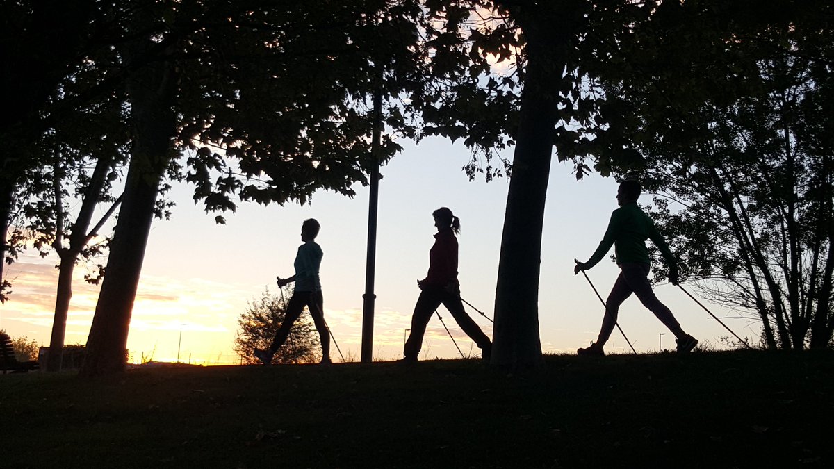 AraEstils's tweet photo. No corris, camina! La marxa nòrdica, l’alternativa al ‘running’
https://t.co/Jxe1vOr9h6 Ho explica 
@JLlMerlos @diariARA https://t.co/LQBCpKIqfw