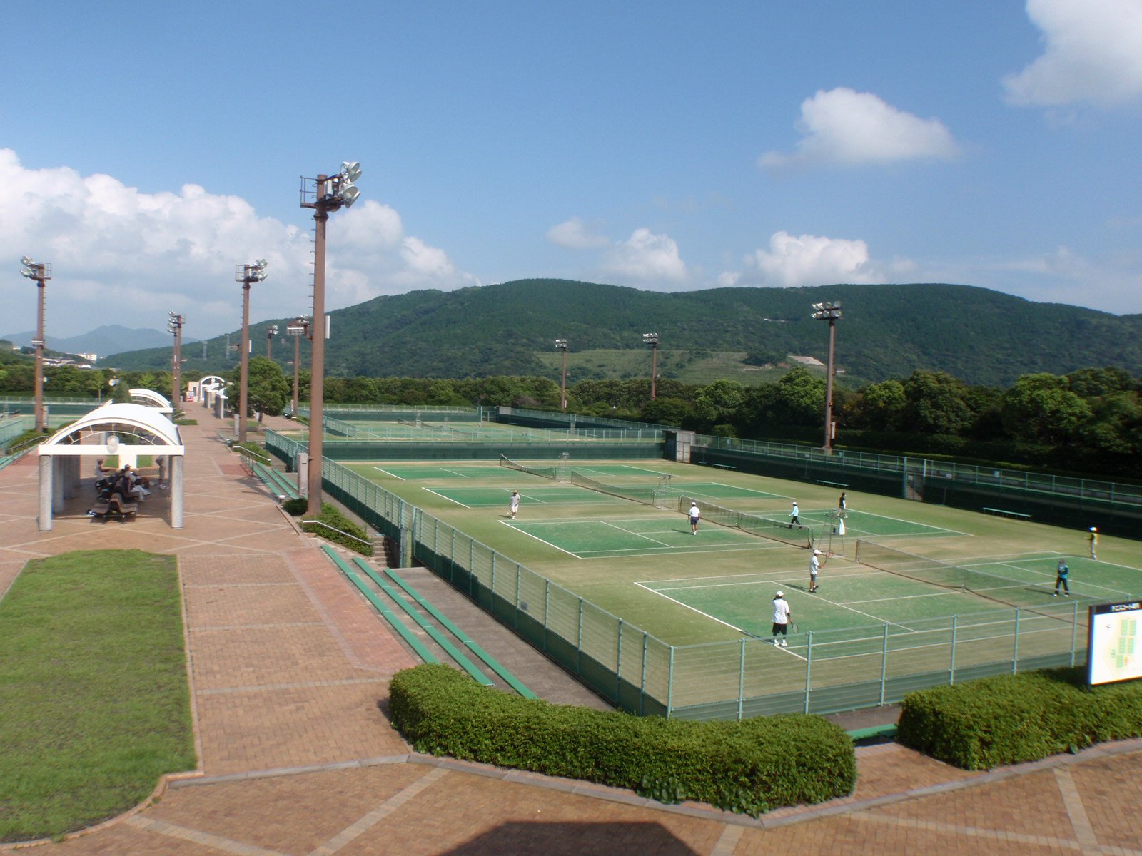 長崎市総合運動公園 かきどまり 明日５月６日のテニスコートは 予定されていた大会 予備日 が取り消されたため空いてます ご予約は市公共施設予約システムまたは公園窓口まで お電話で空き状況の確認はできますが ご予約はできませんので