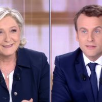 ant2014ant's tweet photo. On peut lire que #Macron avait une oreillette face à #Marine2017, avez vous des infos ? #antiseche https://t.co/n2nLrUNNnz