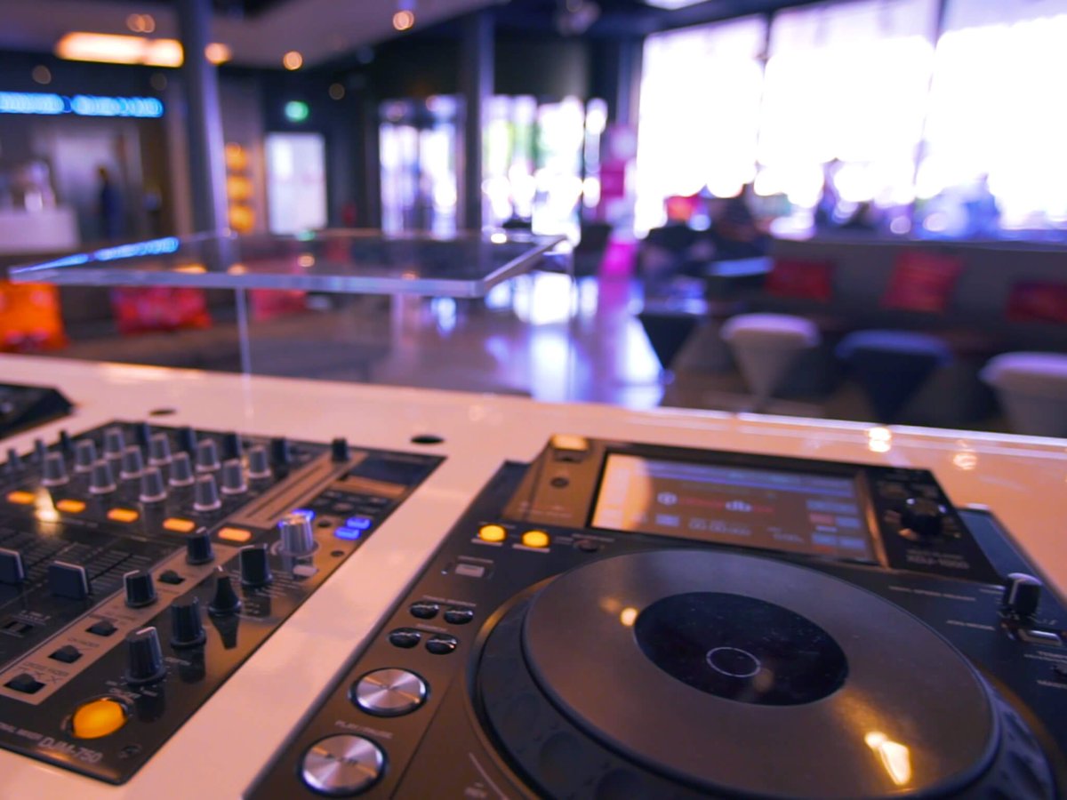 AloftMunich's tweet photo. Ready for live@aloft? Join us for the long night of music on May 6th. Starting 8pm in our re:mix lounge. #langenachtdermusik #aloft #music https://t.co/PirGKmPly8