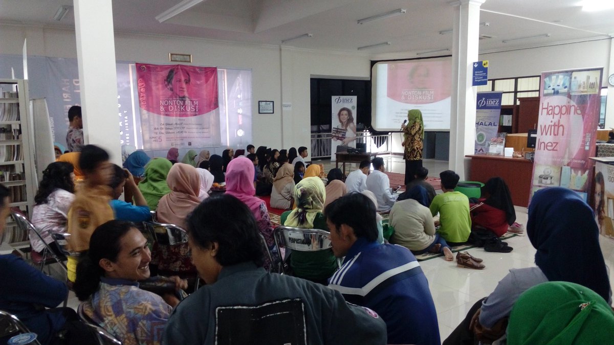 perpuskotsi's tweet photo. Tengah brlangsung Diskusi film bersama Desy Ratnasari diPerpustakaan Kota Sukabumi cc: @achfahmi_smi @SukabumiToday https://t.co/3wGgc0Q4U4