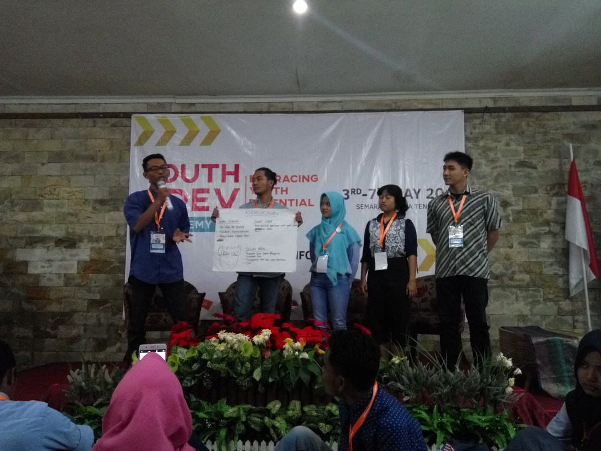 YOUth4DevID's tweet photo. Kelompok Poverty mengedepankan aspek-aspek ekonomi, sosial, dan politik dalam berbagai solusi untuk memberantas kemiskinan. #YOUth4Dev https://t.co/3nr5UWXhb5