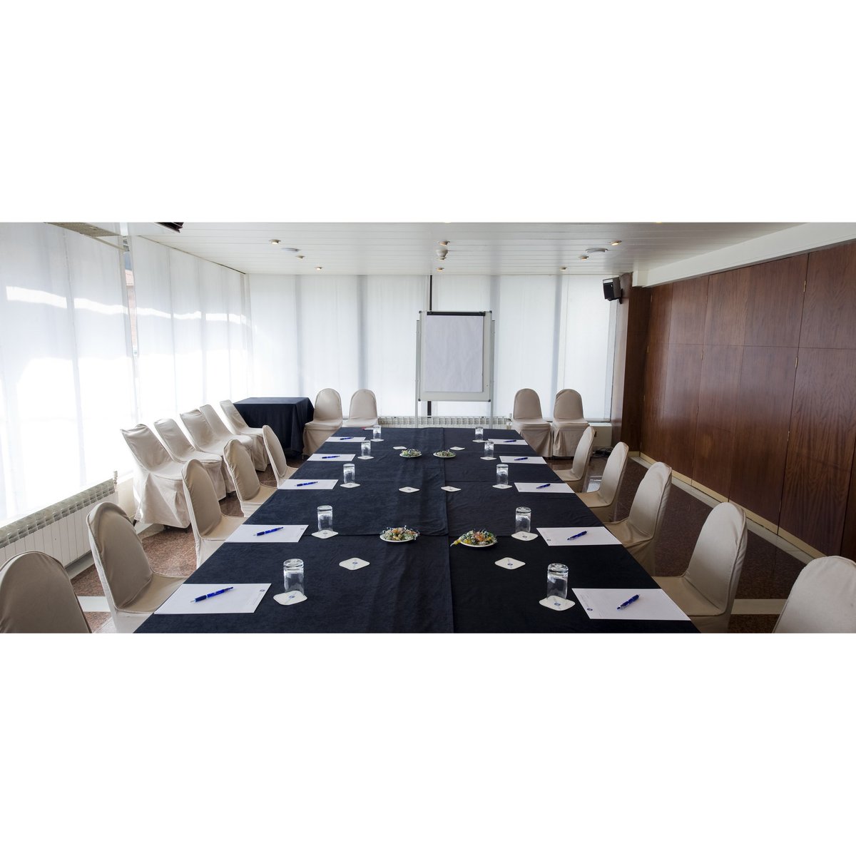 Listos para la reunión de hoy! 
#hotels #events #bussines