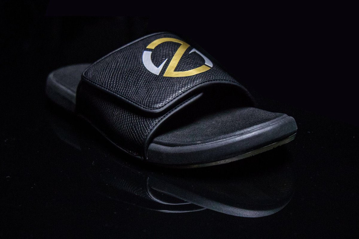 EdenK_'s tweet photo. Sinon c'est 200$ la paire de Tongs Signature de Lonzo, parfait pour regarder la draft depuis ton canapé @TrashTalk_fr #Ball'sBigBullshit https://t.co/5BZF2Lgc87