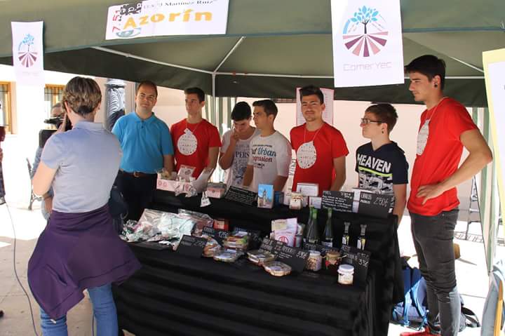 nohaylimiteyecl's tweet photo. Alumnos de 2°Bach IES "AZORÍN" con su #ProyectoEJE interactúan con EMPLEA-T visión emprendedora en el mundo laboral con #FinSocial ¡Gracias! https://t.co/ZxBW2pWvTs