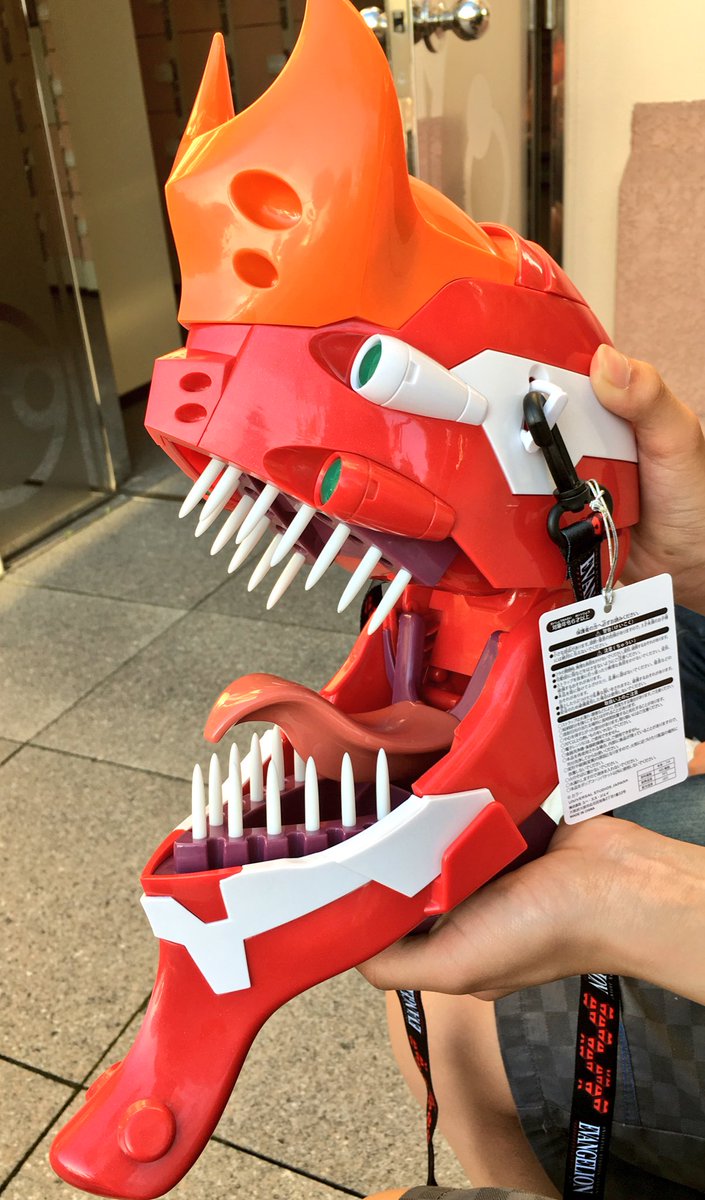 takukitazaki's tweet photo. USJに売ってたエヴァ弐号機のポップコーン！
容器の出来がメチャクチャいい！(;ﾟ∀ﾟ)=3 https://t.co/9dmqbLc6D5