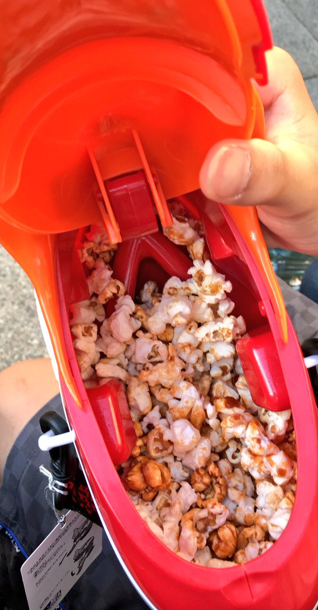 takukitazaki's tweet photo. USJに売ってたエヴァ弐号機のポップコーン！
容器の出来がメチャクチャいい！(;ﾟ∀ﾟ)=3 https://t.co/9dmqbLc6D5