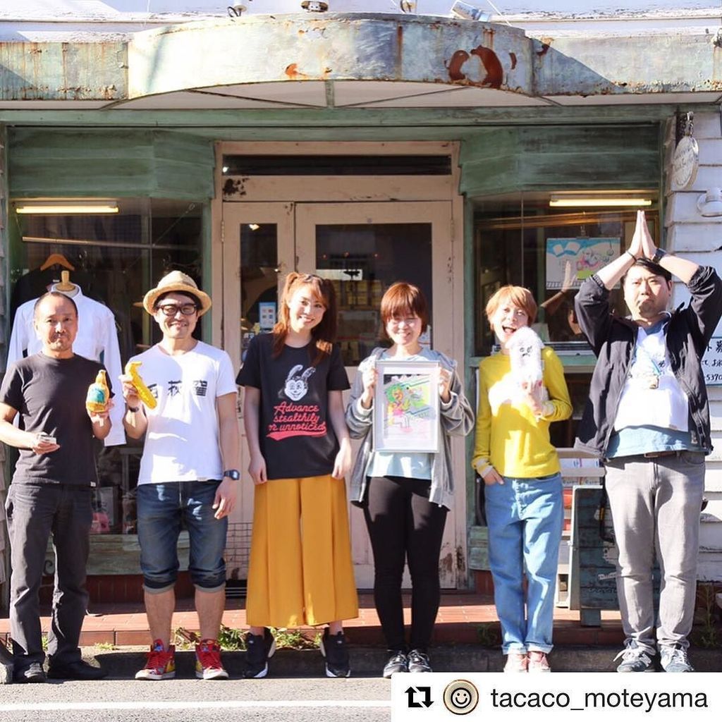 davijoclub's tweet photo. 店の前で撮影記念集合写真。大変だったけど楽しかったなー!このあとハンサム食堂で打ち上げしました🍺
・
#松井貴香 #写真 #モデル #撮影 #記念写真 #DavidJonathan #西荻窪 #Tシャツ #tshirt #tee… https://t.co/WWtDpbbGbv https://t.co/Zbkl5BqDrg