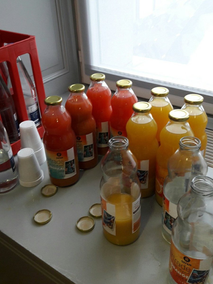 etiennetaika25's tweet image. Een pauze inlassen gesponsoriseerd door @Oxfam.... Lekker !! #plenum17 #vlaparl