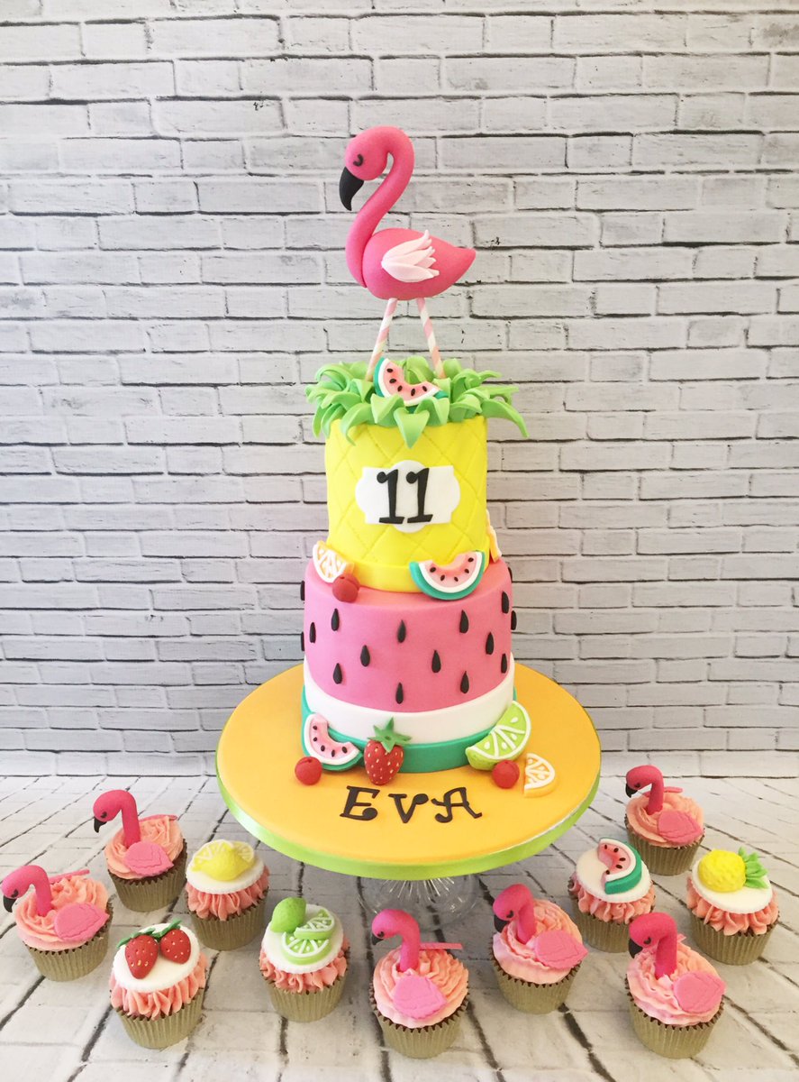 Petalblisscakes's tweet photo. Flamingo Cake and Cupcakes #cclcakery #barnsley https://t.co/O3flEmJk8y