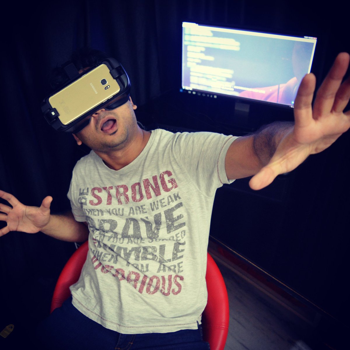 tutorialsbee's tweet image. TutorialsBee Gear VR #TutorialsBee #Samsung #Oculus #GearVR