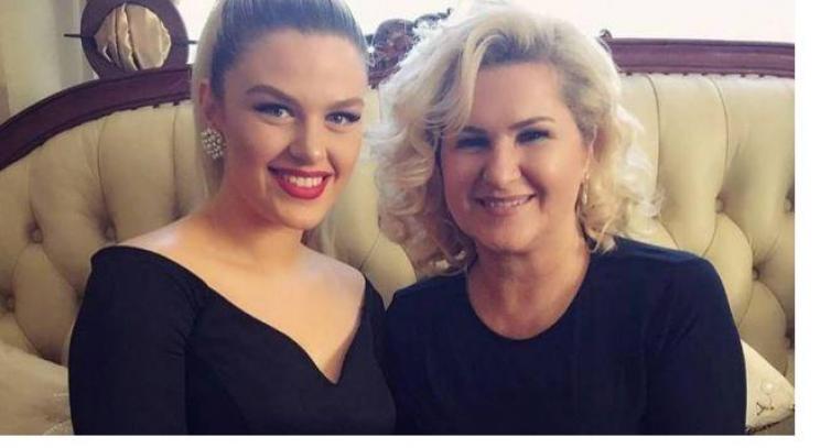 satedua1's tweet photo. Mësojeni se çka fitoi #Learta nga vjehrra #Shyhrete #Behluli (Foto) https://t.co/1b6NVTBDSg #shqip https://t.co/p3LSR050j8