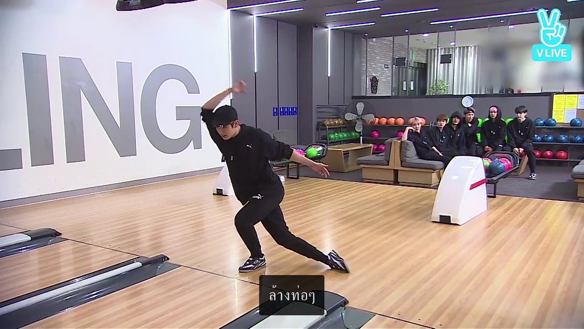 FRDVJKBTS's tweet photo. แต่ดูจากขาของแทฮยองแล้ว พี่ว่าต้องสนนะลูก 55555555555555555555555555555555555555555555555 #BTSBBMAs https://t.co/DqhclpkwNU