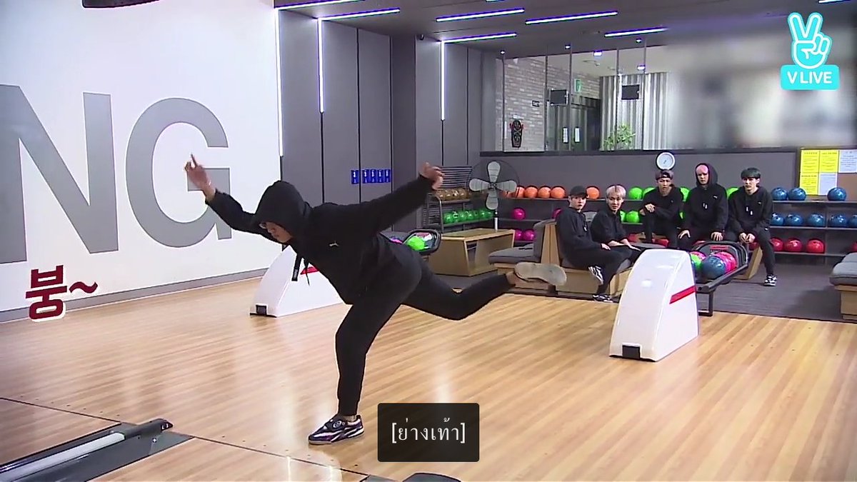 FRDVJKBTS's tweet photo. แต่ดูจากขาของแทฮยองแล้ว พี่ว่าต้องสนนะลูก 55555555555555555555555555555555555555555555555 #BTSBBMAs https://t.co/DqhclpkwNU