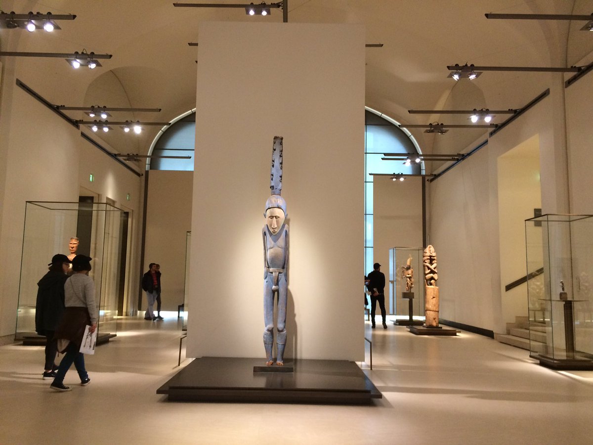 UniversalMuseum's tweet photo. Today we are at the Pavillon des Sessions at @MuseeLouvre looking at some @quaibranly objects displayed here, from the Trocadèro #collection https://t.co/1wDb15E0u0