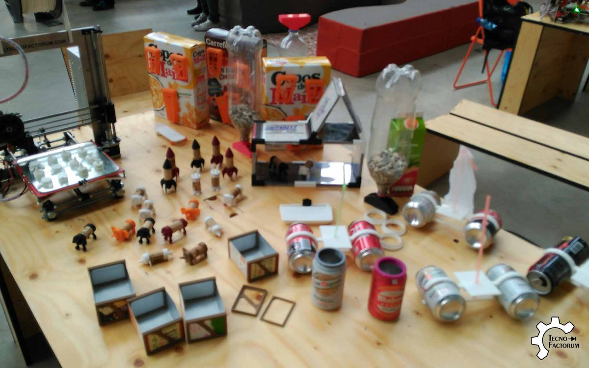 TecnoFactorum's tweet photo. Algunos objetos fabricados - taller de #Reciclaje con #Impresoras3D @ExpDistrito Gracias a todos los participantes, lo hemos pasado genial! https://t.co/ZwofRr8UuT