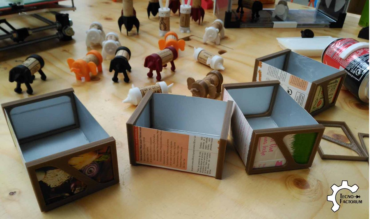 TecnoFactorum's tweet photo. Algunos objetos fabricados - taller de #Reciclaje con #Impresoras3D @ExpDistrito Gracias a todos los participantes, lo hemos pasado genial! https://t.co/ZwofRr8UuT