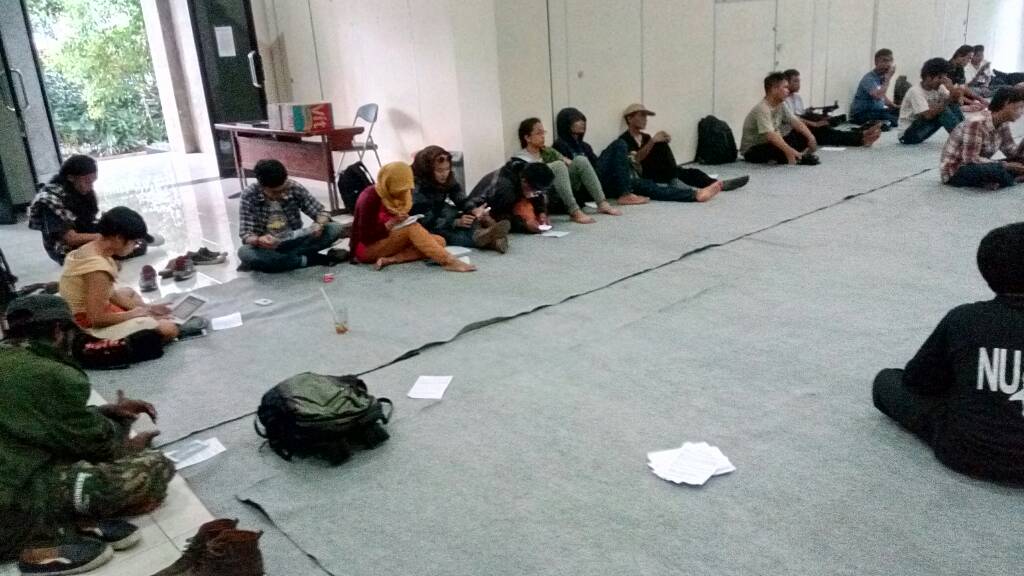 SeknasKPA's tweet photo. Aksi solidaritas untuk petani Surokonto Wetan yang dikirminalisasi oleh UU perangkap UU P3H. #CabutUUP3H https://t.co/GskJUh4VDd