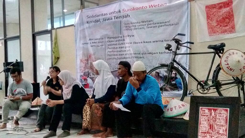 Aksi solidaritas untuk petani Surokonto Wetan yang dikirminalisasi oleh UU perangkap UU P3H. #CabutUUP3H