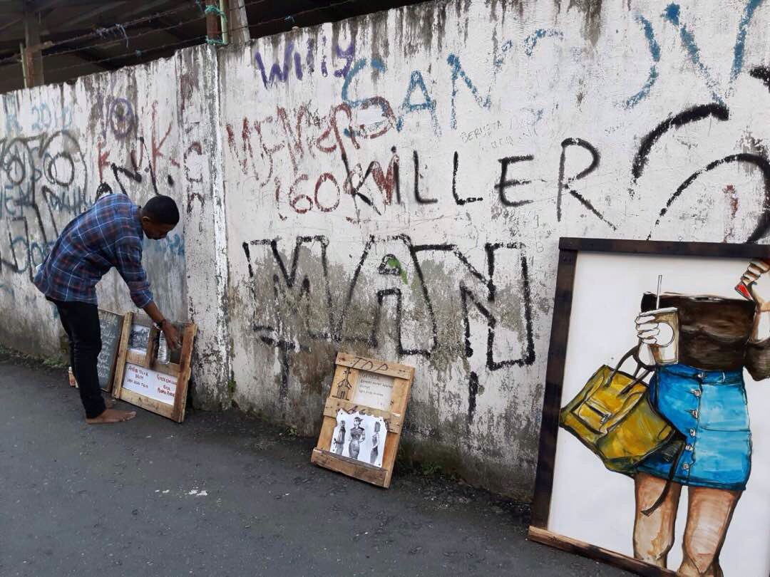 Tengah berlangsung #UrbanGenitals
Pameran Puisi dan Visual, 5-6 Mei 2017, Lorong Indojaya, kota Ambon.
—
Foto via Marthin Statsny.