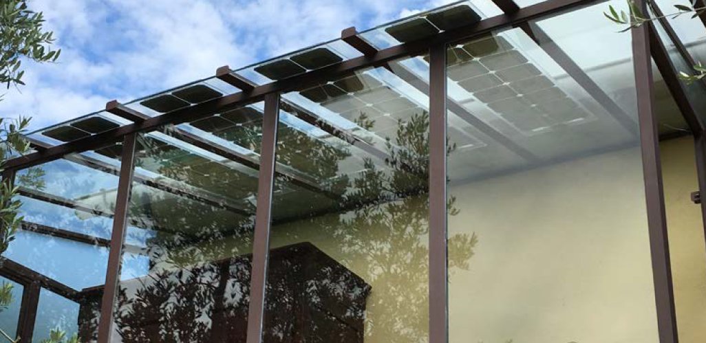 enisola's tweet photo. Integración #fotovoltaica en la #arquitectura : nuestros paneles flexibles transparentes instalados en el techo de cristal de un pórtico. https://t.co/SiZ8zpdEVn
