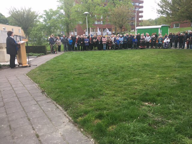UtrechtAJ's tweet photo. Aan tafel over de ervaringen rondom dodenherdenking #4mei #Dodenherdenking met jongeren kanaleneiland, @DialoogUtrecht https://t.co/qoBUmbQnWR
