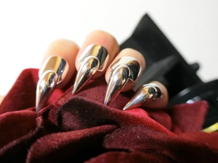 Gocha X Gocha シルバーアクセサリー ネイルチップ V Twitter シルバーネイルチップシリーズ シンプルなものから 爪やユニコーンの角が爪から生えたり 蝶が止まったり 鶴やバラのついたりしたネイルチップがあります 名古屋 栄のdd Androgynous Jpnで委託販売