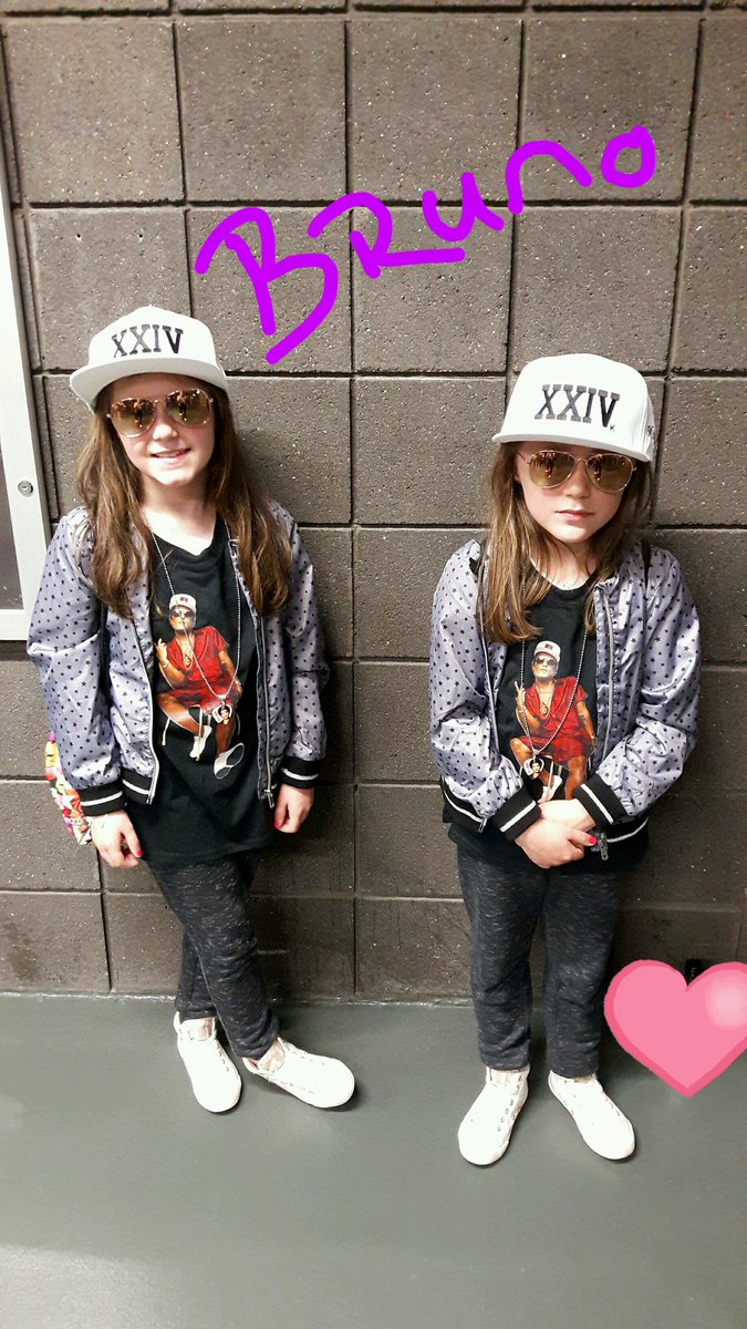 Rarrar80's tweet photo. #24KMagicWorldTour Major Bruno fans!! Loved your show in Dublin 💕💚 https://t.co/w2naDCKPoY