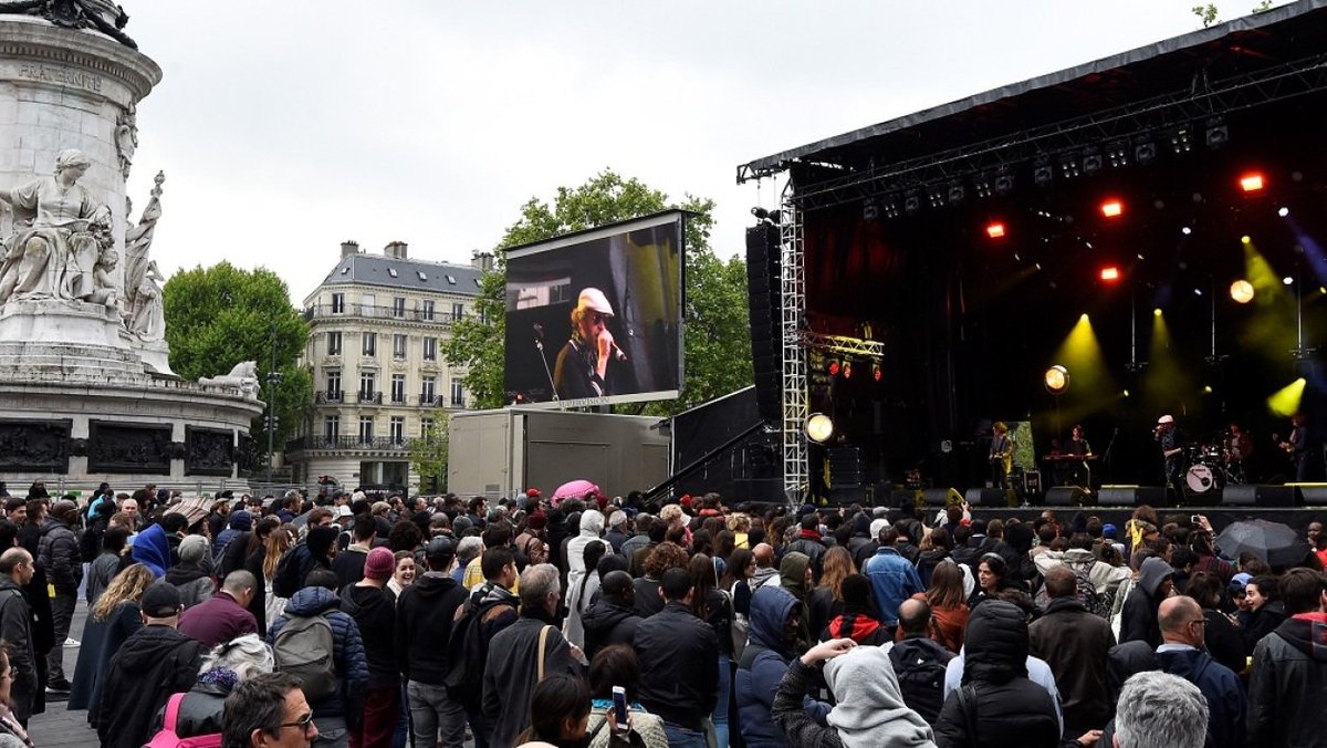 RMCInfo's tweet photo. Concert anti-FN : "Quel que soit le candidat, même si c'était une chaise, je voterai contre Le Pen" https://t.co/K3dRmowc9A #RepuReplique https://t.co/CjCae03T7f