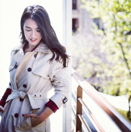 La guapísima <a href="/CristinaBrondo_/">Cristina Brondo</a> vistiendo uno de  nuestros básicos - La Gabardina.