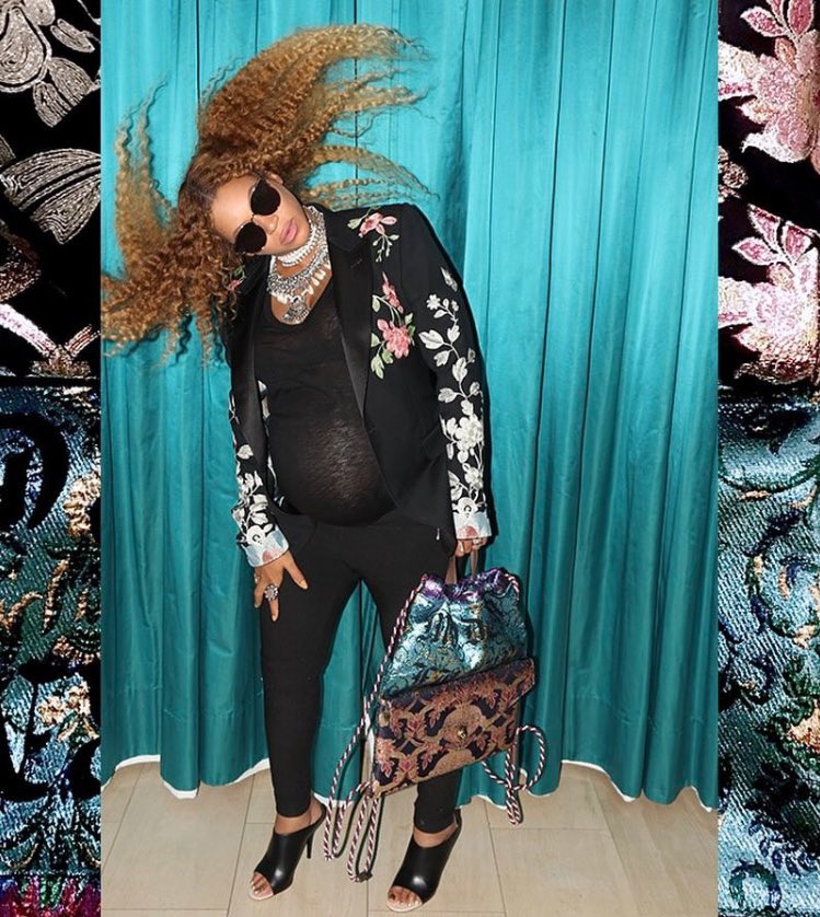 Beyonce şovun bittiyse doğur artık gözünü seveyim dibi tuttu bebelerin içerde