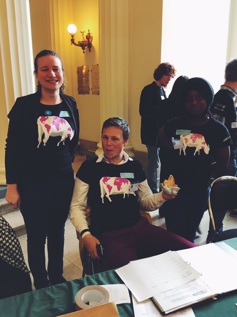 JeanneAdam4's tweet image. O.M.G. Waar kan ik zo'n supergave T-shirt verkrijgen?? #Plenum17 #dekamer #springsummercollection #fashion