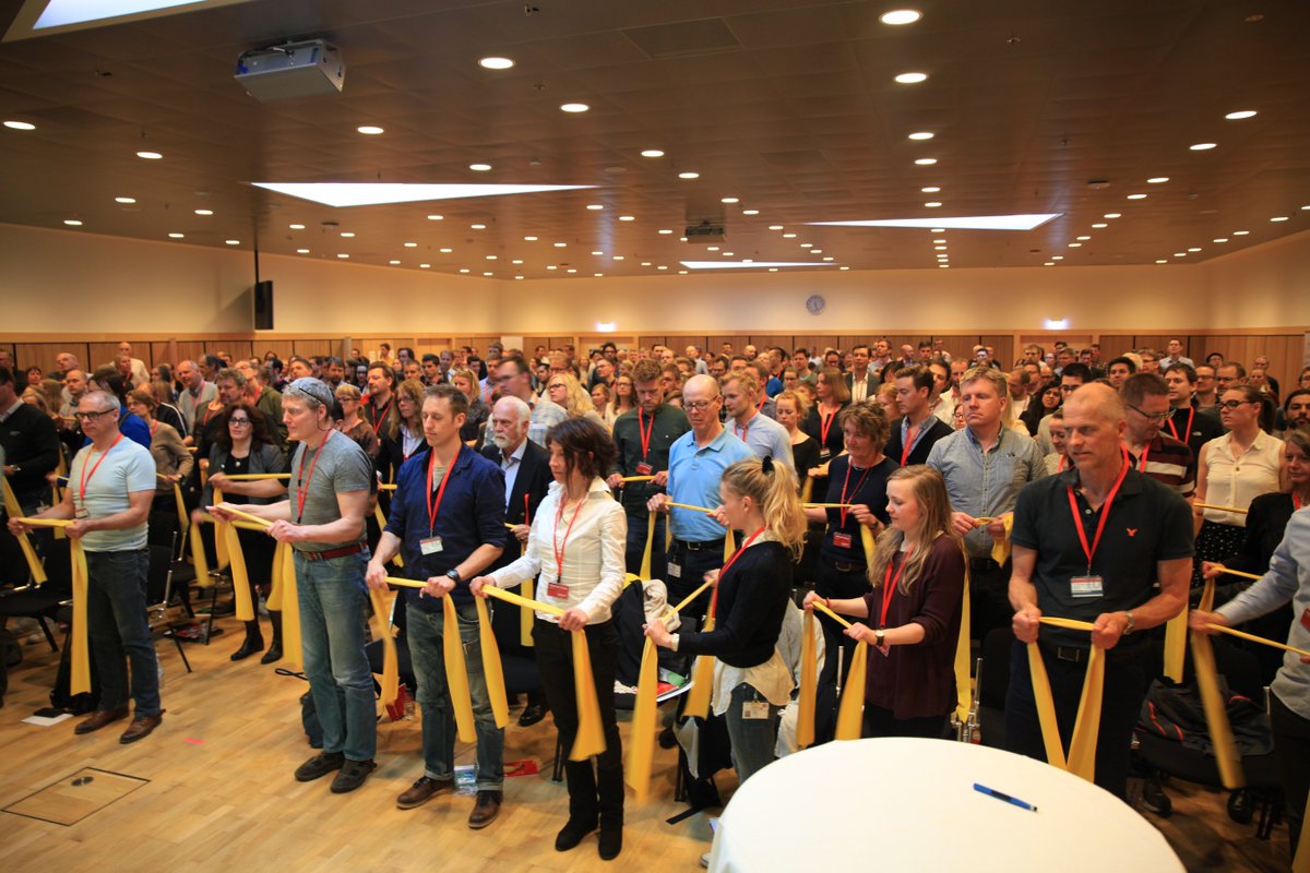 HanneBlume's tweet photo. Der var #EnergyAtWork, da 300 ingeniører i forgårs kom forbi @DONGEnergy til en snak om et bæredygtigt arbejdsliv med #ChrisMacDonald og jeg https://t.co/monjQWWh4q