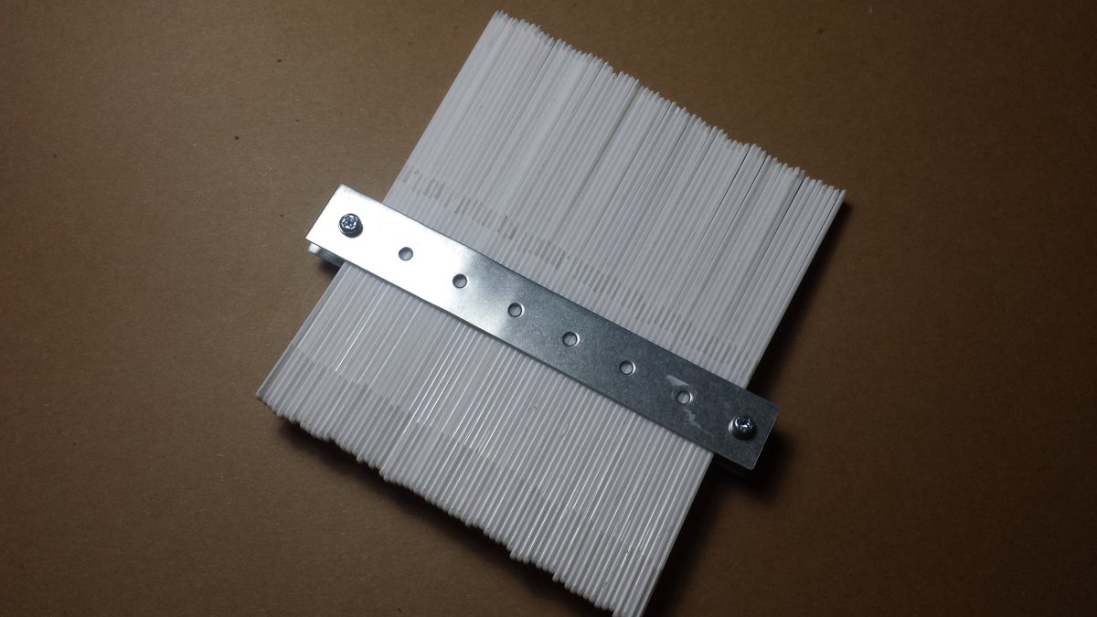 ケンジくん ハリガネの呪い 100均の プラスチック製 清潔 巻きす これを半分に切って 接続部分もカット 並べて金具で挟めば 型取りゲージになる 接続部がストッパーになるので引っ張っても外れない Pp製で滑りも良く 丈夫なので普通に使える ケンジくん ハリガネの呪い 100均の プラスチック製 清潔 巻きす これを半分に切って 接続部分もカット 並べて金具で挟めば 型取りゲージになる 接続部がストッパーになるので引っ張っても外れない Pp製で滑りも良く 丈夫なので普通に使える