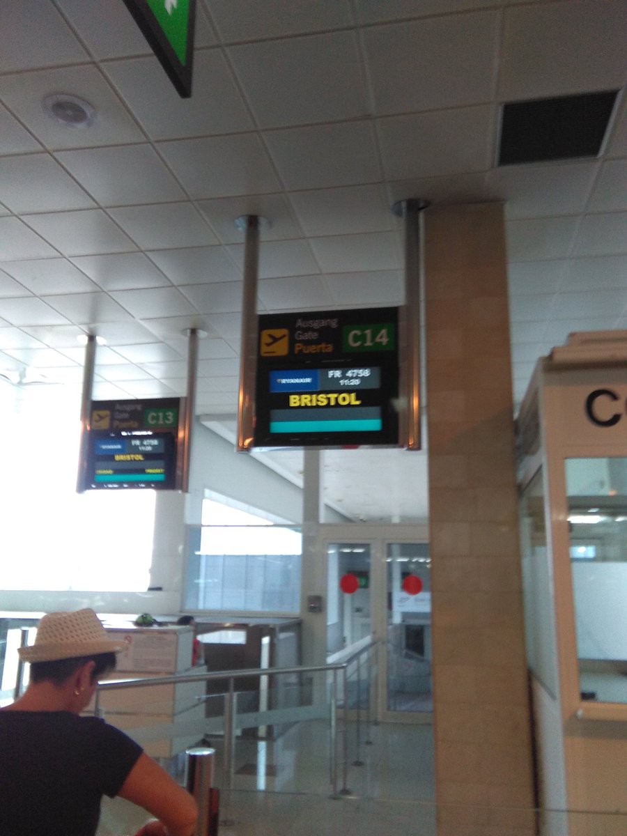 Adzu92's tweet photo. Toscal se habrá secado, pero bien que siguen vendiéndola en el aeropuerto 😂 #GotoEngland https://t.co/4w6PxwuWKG