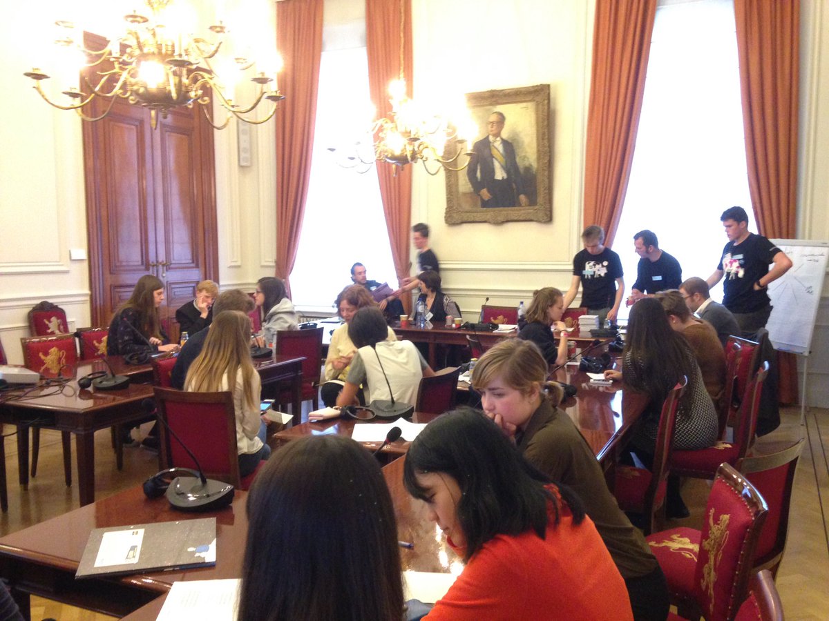 VanonckelenS's tweet image. Goede interactie tussen @KRASGlobelink jongeren en @Petervanrompuy tijdens #plenum17 in de Senaat: op naar aanbevelingen! @Globelink @vljr